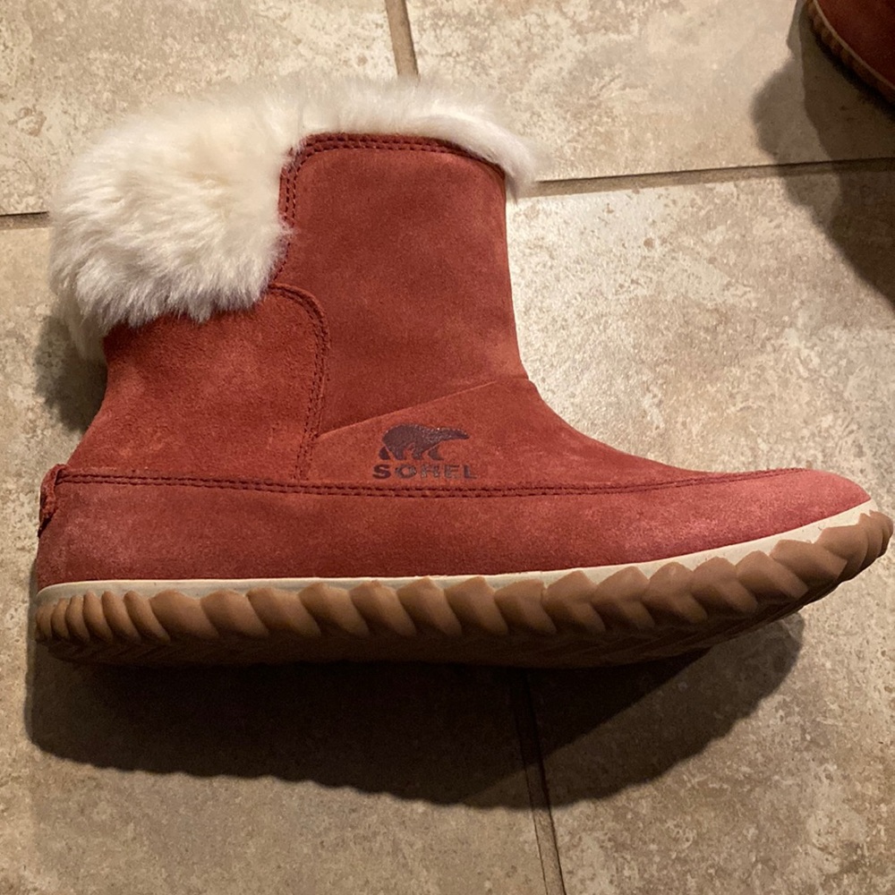 Sorel women size 7 color rose suede boot